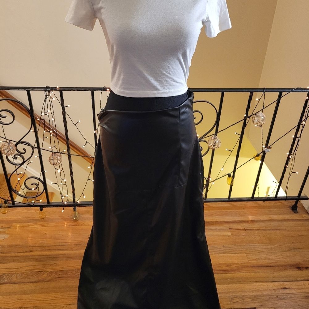 Chic Black Midi Skirt - Picture 10 of 13